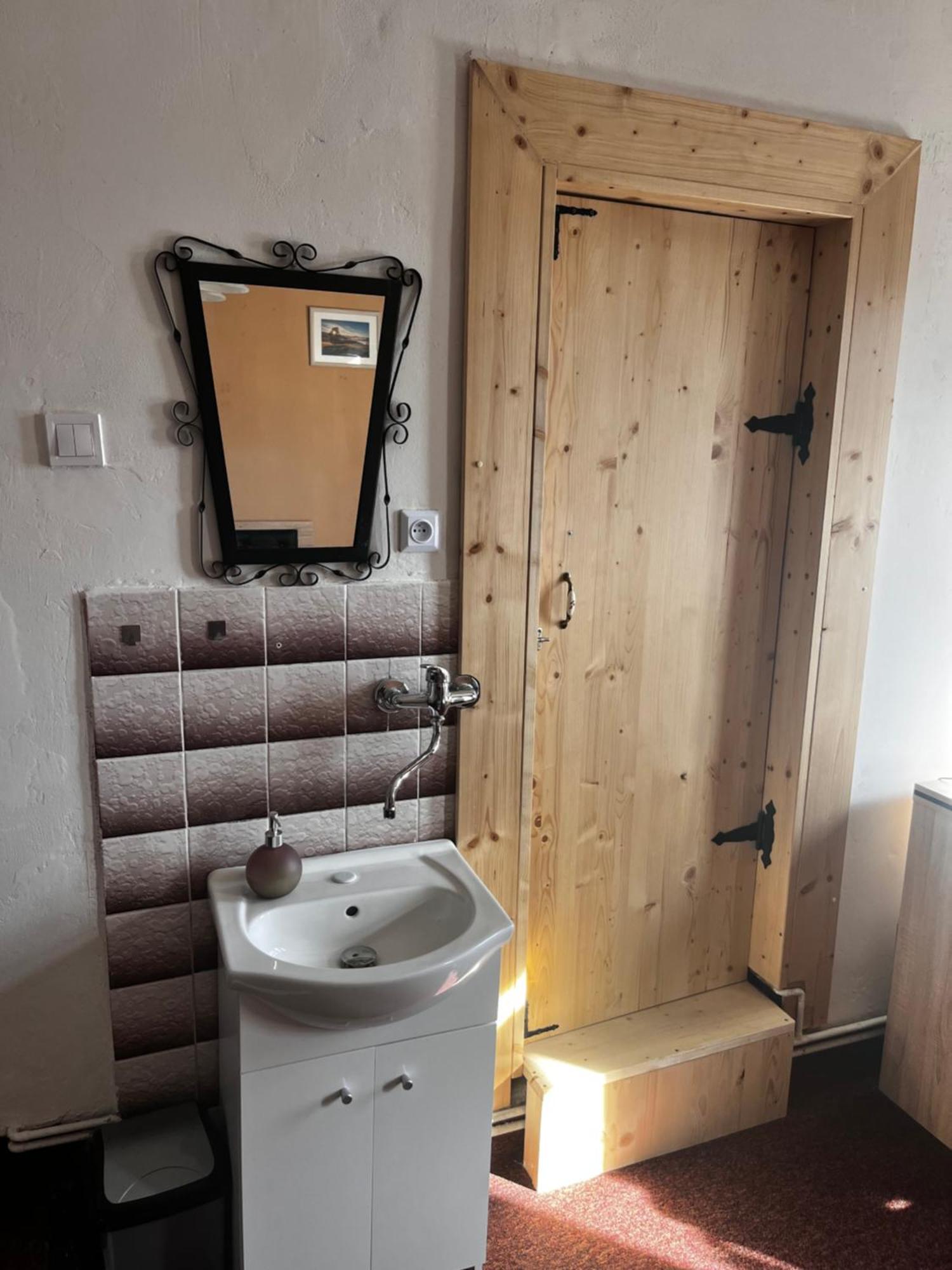 Restaurace A Penzion Vlci Jama Horní Blatná エクステリア 写真