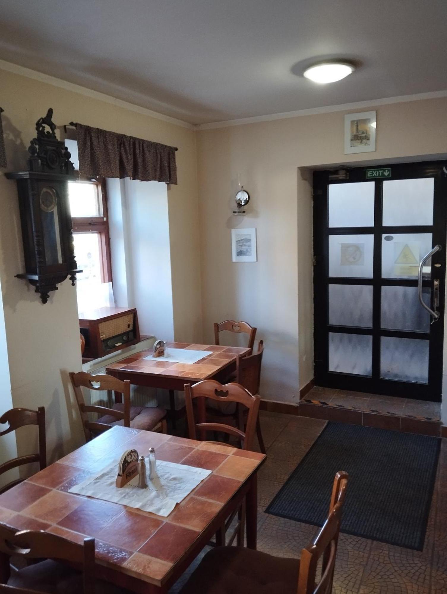 Restaurace A Penzion Vlci Jama Horní Blatná エクステリア 写真