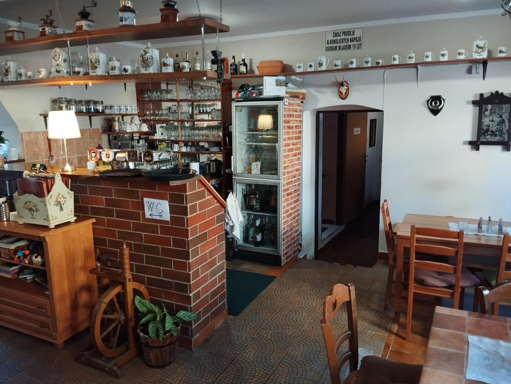 Restaurace A Penzion Vlci Jama Horní Blatná エクステリア 写真